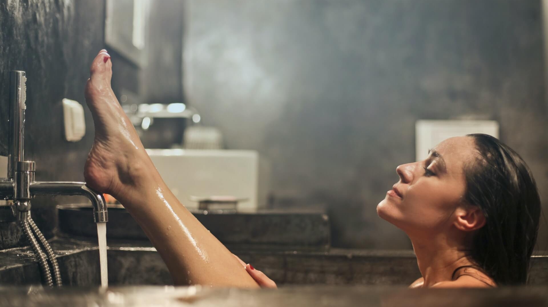 お風呂で体を温める女性
